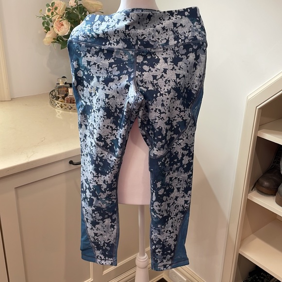 Under Armor Blue 3/4 Leggings Size L Compression Leggings ~ Mesh Mid Rise Capri - Picture 5 of 6